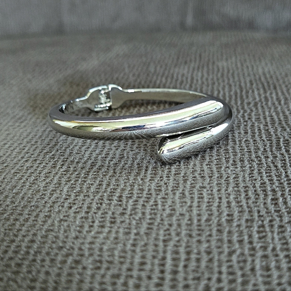 House🏠 of Harlow 1960 Silver🤍 Bypass Cuff Bracelet - NWT - Picture 11 of 16
